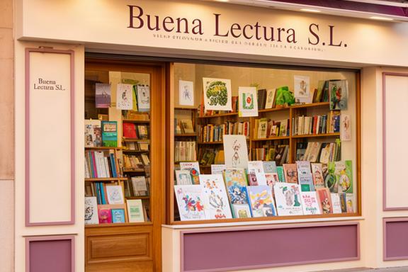 Fachada acogedora de Buena Lectura S.L. en Vereda Segoviana con escaparate lleno de libros y láminas ilustradas